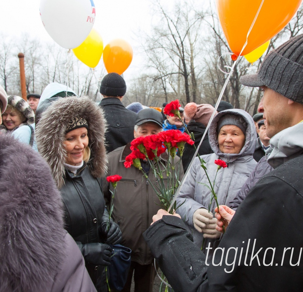 Открытие мемориальных досок на Комсомольской проходной НТМК

Митинг завершился открытием памятных досок. Работники комбината поздравили ветеранов с праздником и вручили цветы. 

Текст Анастасии Васильевой.