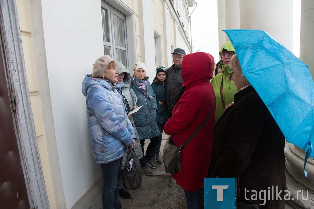 В большинстве музеев справиться с наплывом посетителей сотрудникам учреждений культуры помогали волонтеры. Юноши и девушки рассказывали, что участвуют в музейной акции не первый год и им это очень нравится, потому что можно и выставки в музеях посмотреть, и с интересными людьми пообщаться, и время с пользой провести.