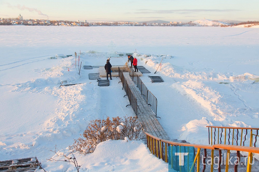 Крещенская купель оборудована на городском пруду у клуба моржей