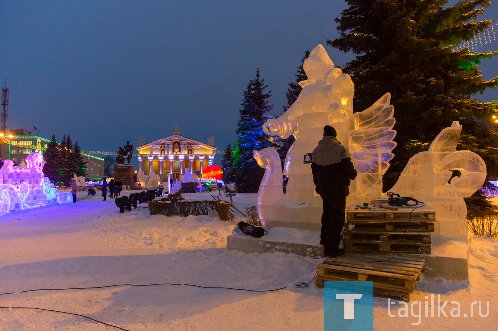 Строительство ледового городка. 22.12.2020