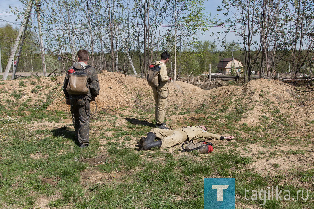 На этом проблемы не закончились – в опасной зоне находится человек, подвернувший ногу. Спасатели добираются до него, погружают на носилки и уносят в безопасное место.