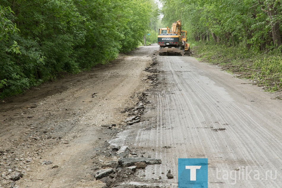 Республиканскую уже полностью отгрейдировали, проблем не возникло. А вот по улице Джамбула у подрядчиков сразу появились вопросы. Выяснилось, что дорожное покрытие было уложено с нарушением технологии. Строители по какой-то причине закатали асфальт прямо на глину и землю, предшественниковхотя, по нормативам, необходимо было создавать так называемую подушку из различных фракций щебня.
Теперь подрядчики вынуждены делать новое основание. Старый асфальт полностью снимается экскаватором, засыпается щебень. Проект значительно подорожал, но зато будет гарантия, что реконструированная дорога прослужит долго.
