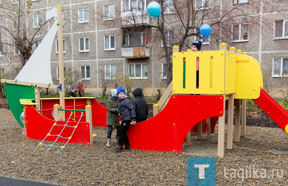 Праздник во дворе на улицах Ермака и Лебяжинской