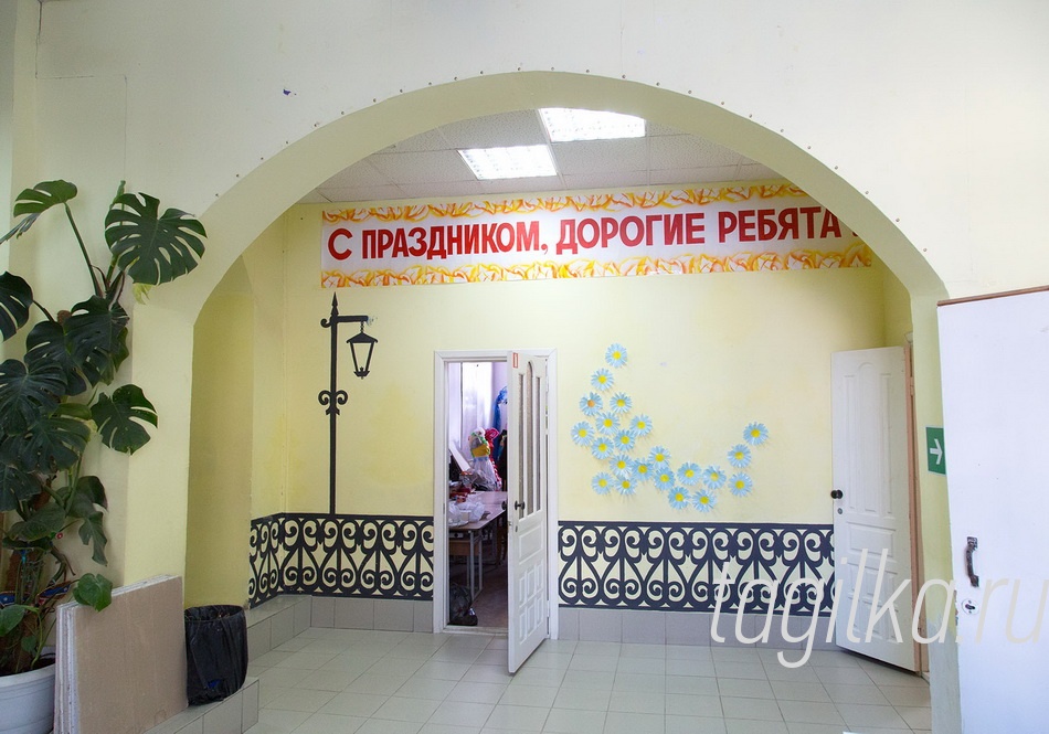 -Спасибо, что в администрации города нас услышали, разобрались в ситуации и сохранили «Рудничок», - говорит Наталья Селютина. – Когда-то в Тагилстроевском районе было 17 квартальных клубов, осталось всего три (включая наш). Я считаю, они должны жить. Огромная благодарность и благотворительному фонду «Богдан», который приобрел все необходимые материалы для ремонта. Клеят обои и укладывают линолеум сами педагоги и родители, более серьезные работы выполняют специалисты. Надеемся к Новому году все закончить, но хочется побыстрее, дети очень ждут открытия.