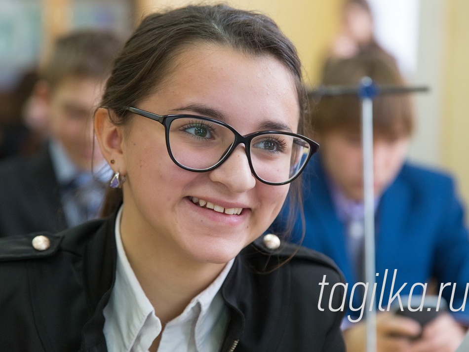 Кристина Агафонова

Открытие класса физики
проходило в форме открытого
урока, в ходе которого девяти-
классники продемонстрирова-
ли возможности нового обору-
дования при выполнении экспе-
риментальных заданий.
– Мы только в теории осваи-
вали такое оборудование, а се-
годня впервые попробовали с
ним поработать, – поделилась
ученица Кристина Агафонова.
– Никаких сложностей не воз-
никло. Наша группа выполняла
задание по механике – опреде-
ляла жесткость пружины с по-
мощью грузов, подвешенных к
динамометру с закрепленной
на нем пружиной. Результат вы-
числяли по формуле, решение
задачи выполняли в специаль-
ной программе в ноутбуке. Оно
должно было отобразиться на
рабочем ноутбуке учителя.