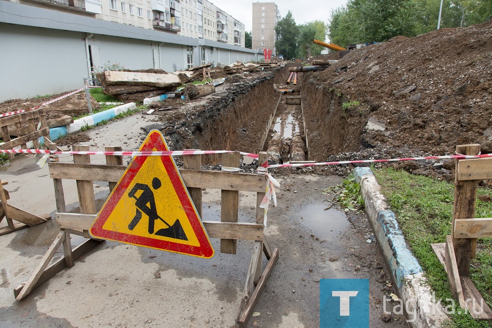 Еще на четырех километрах теплосетей Горэнерго-НТ можно будет надолго забыть об авариях, о бесконечных точечных раскопах, которые так нервируют горожан. В этом сезоне муниципальное предприятие нашло возможность для капитального ремонта магистральной теплотрассы на пяти значимых участках.

Близятся к завершению ремонты на улицах Тимирязева, Тельмана, проспекте Вагоностроителей: в большей части запитанных от них домов уже восстановлено горячее водоснабжение. Несколько бригад и десять единиц спецтехники трудятся на улице Зари, в районе дома №36, и на Ленинградском проспекте, где начали копать 550-метровый участок теплопровода.