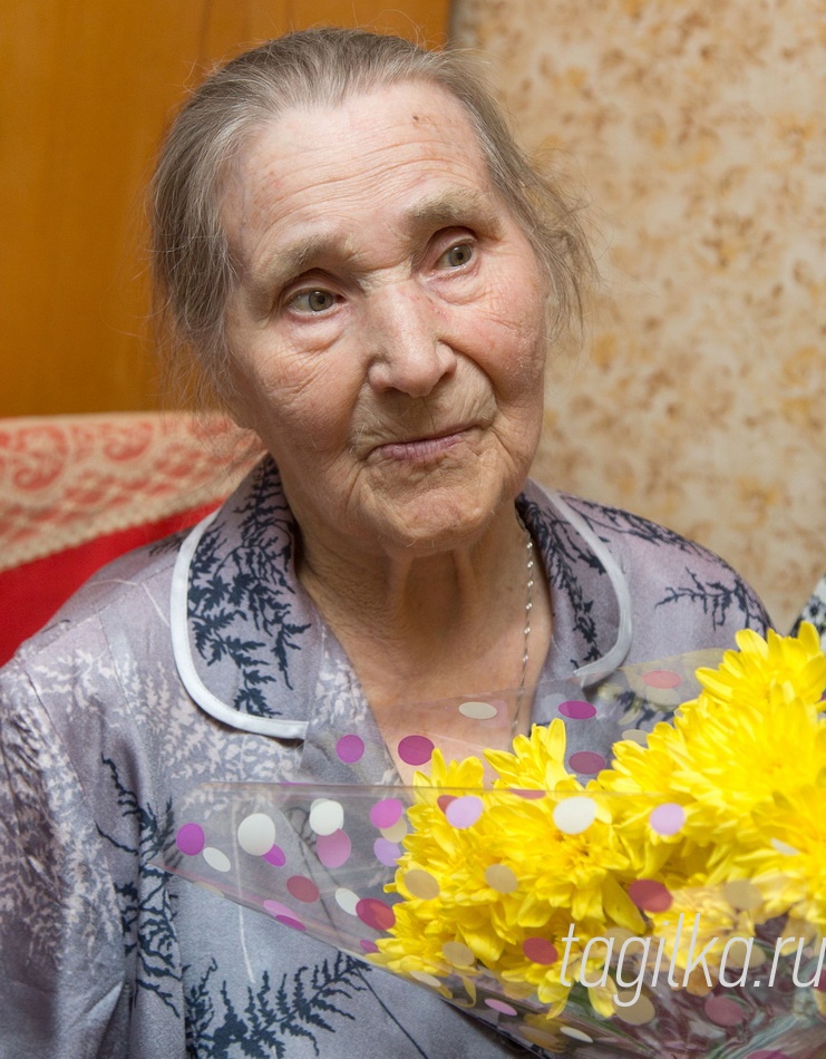 Таисия Александровна Лекомцева.

Старушка искренне радова-
лась открыткам с автографами
руководителей, которых уважа-
ет и ценит. А мы вместе с пере-
давшими поздравления сотруд-
никами центра обслуживания
ветеранов так же сердечно ра-
довались за эту дружную семью.
Видели, как один за другим за-
ходят в дом с цветами и подар-
ками родственники трех поколе-
ний, а также дети и внуки подруг
юбилярши.