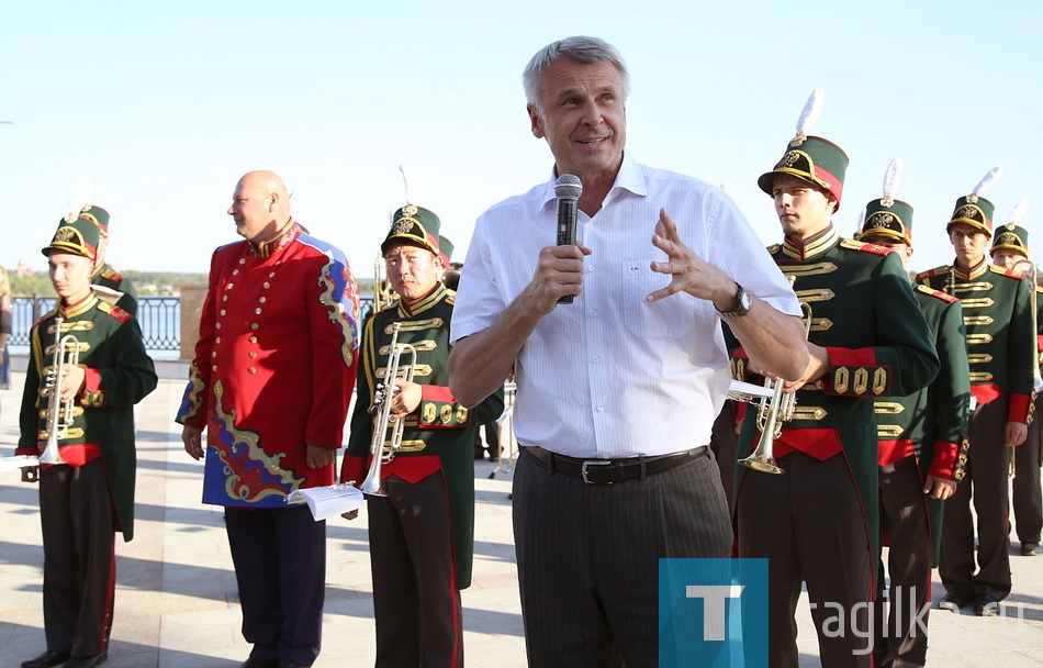 Глава города - Сергей Носов

- Была мечта сделать кра-
сивую набережную, - сказал
глава города Сергей Носов. –
Как только идею воплотили в
жизнь, сразу появилась другая:
представил, как красиво мо-
гут пройти по «Тагильской ла-
гуне» духовые оркестры. И вот
мы принимаем международный
фестиваль. Если понравится го-
рожанам, сделаем его традици-
онным.