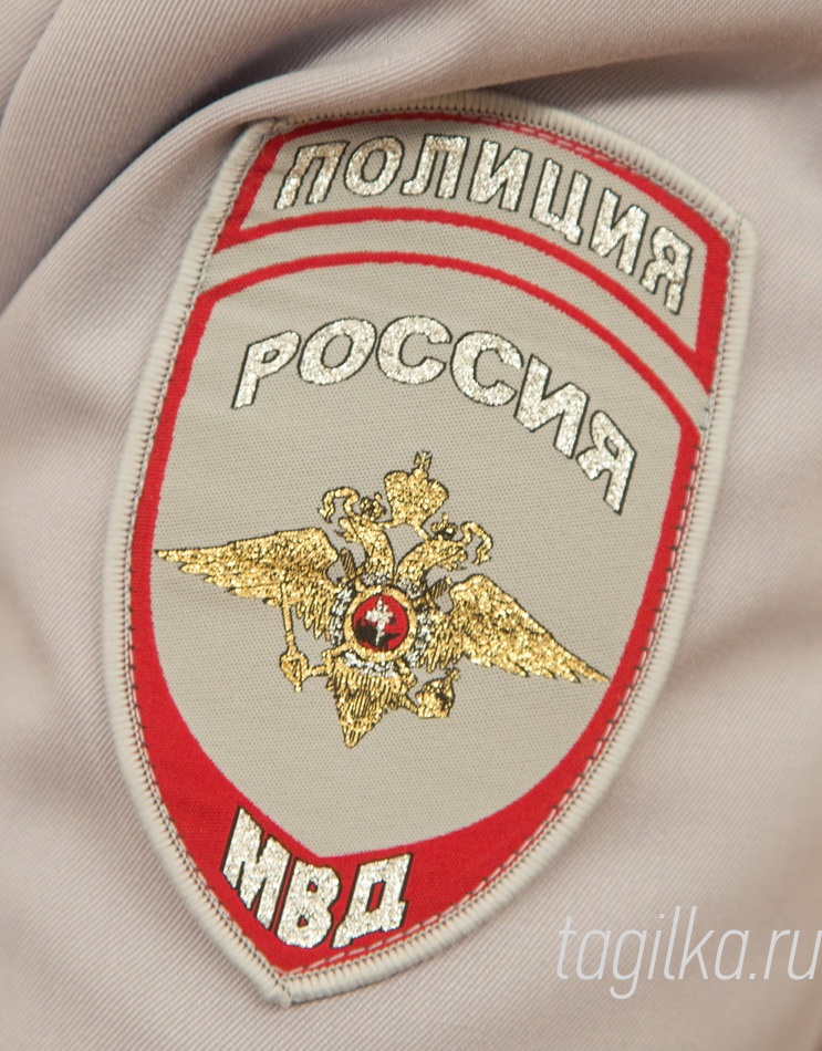 День сотрудника органов внутренних дел Российской Федерации

Алексей Шалагинов, пользуясь случаем, передал мастеру цеха НПО Уралвагонзавод Александру Иванову диплом лауреата Всероссийского конкурса Общественных советов в специальной номинации «Честь и доблесть». «Александр Петрович совершил по настоящему героический поступок, выполнил свой гражданский долг, не побоялся и задержал распространителей наркотиков», - отметил Алексей Вячеславович.

Текст Елены Бессоновой.
