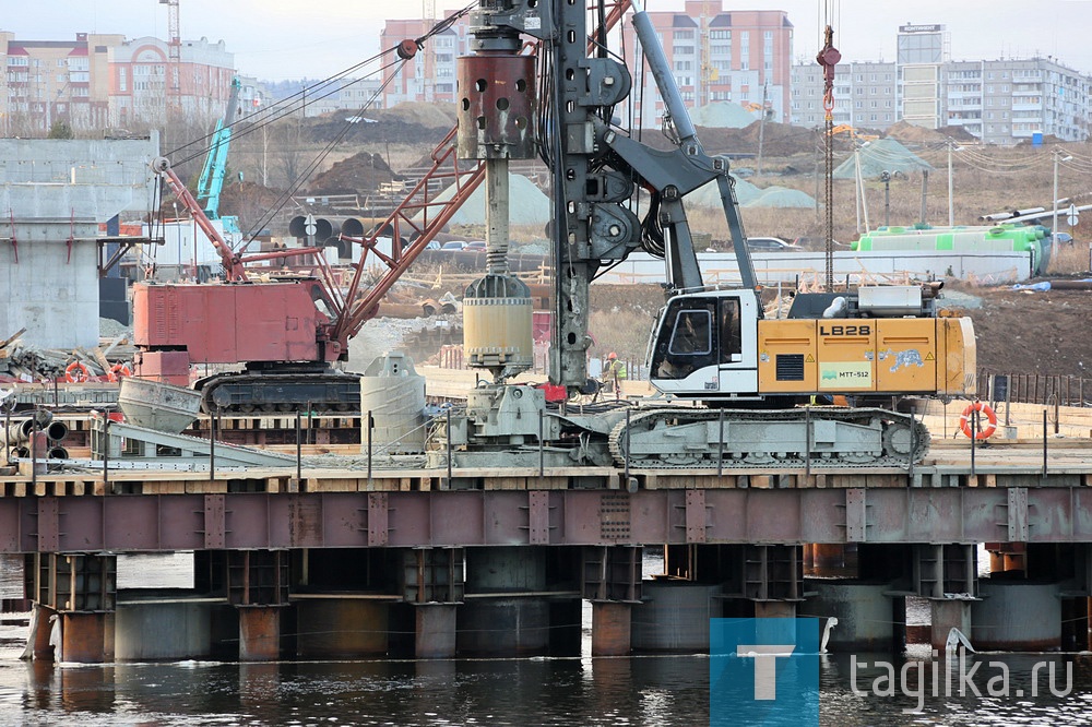 Строительство моста через Тагильский пруд по-прежнему идет в круглосуточном режиме