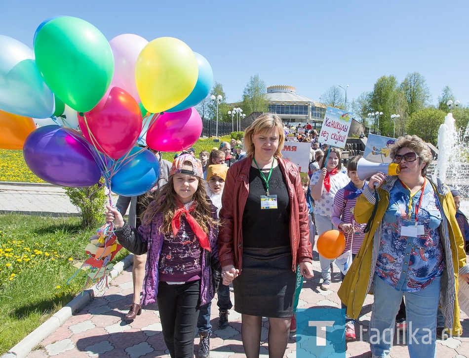 Сегодня в городе прошла акция «Читайте с нами! Читайте сами!», которая и дала старт летней каникулярной программе в поддержку чтения «Ключ от лета».

Сотрудники центральной городской библиотеки, организовавшие праздник, подготовили для юных читателей несколько познавательно-развлекательных площадок под открытым небом возле детской библиотеки и в парке культуры и отдыха имени А. П. Бондина.

Ребята в костюмах литературных персонажей и героев сказок прошли по улицам города, прокричали речевки в поддержку чтения, приняли участие в играх и конкурсах. 

Благодаря солнечной погоде праздник получился еще более ярким и теплым. Это прекрасно иллюстрируют снимки в разделе «Мультимедиа»

Людмила Погодина
Фото Николая Антонова.

