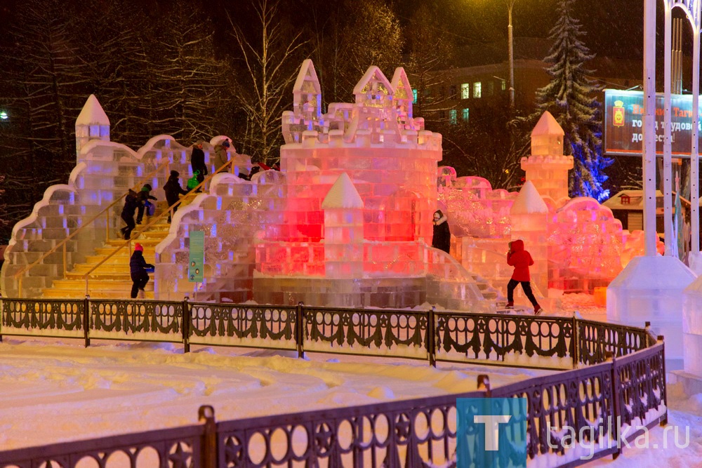 В центре Нижнего Тагила зажглась главная елка