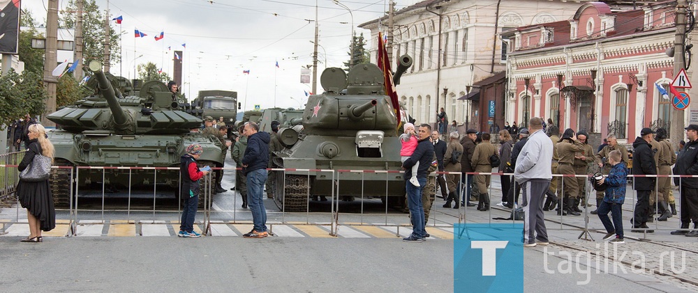 Экипажи боевых машин заняли свои места. Шествие начнется в 11.00.

Парад, посвященный 75-летию Великой Победы и 100-летию отечественного танкостроения, возглавляет легендарный танк Т-34-85 производства Уралвагонзавода.

В колонне пройдут танк Т-72Б3М - самая современная модернизация всемирно известно танка Т-72, танк Т-90С - один из самых востребованных основных боевых танков на рынке вооружений и танк Т-90М.

Следом идет инженерная техника Уралвагонзавода.

Эти машины обеспечивают успешное прохождение танковых колонн в любых условиях.

Гордость Уралвагонзавода - боевая машина поддержки танков «Терминатор».

Он с легкостью уберет с пути все: от гранатометчиков и легкобронированной техники – до танков, БМП и БТРов.

«Терминатор» прошёл все этапы государственных испытаний и проверку в реальных боевых условиях и принят на вооружение российской армией.

И напоследок - самое "вкусное".

Впервые по тагильским улицам пройдет танк Т-14 на платформе «Армата».

Машина не имеет аналогов в мире: это принципиально новая и полностью российская разработка.

Колонна без остановок проследует по проспекту Ленина.
