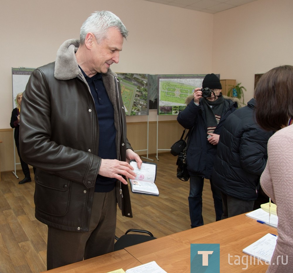 На участке в здании нижнетагильского Горно-металлургического колледжа проголосовал Вячеслав Погудин и Сергей Носов.