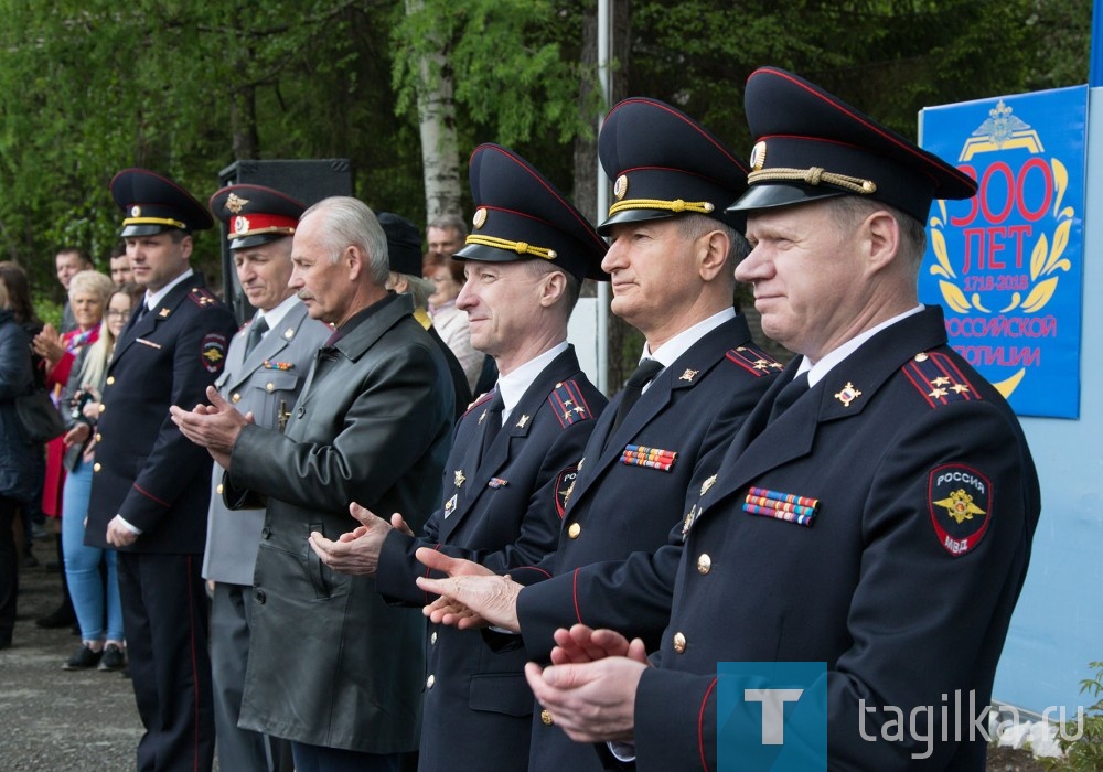 Примечательно, что присягу выпускники приняли в год 300-летия российской полиции.

- Присяга – это не просто набор слов, это клятва на всю жизнь, - подчеркнул начальник МУ МВД России «Нижнетагильское» полковник Ибрагим Абдулкадыров. – Полицейские берут на себя огромную ответственность по охране жизни и прав жителей.

Он пожелал молодым коллегам достойно нести службу и стать настоящими профессионалами. 

