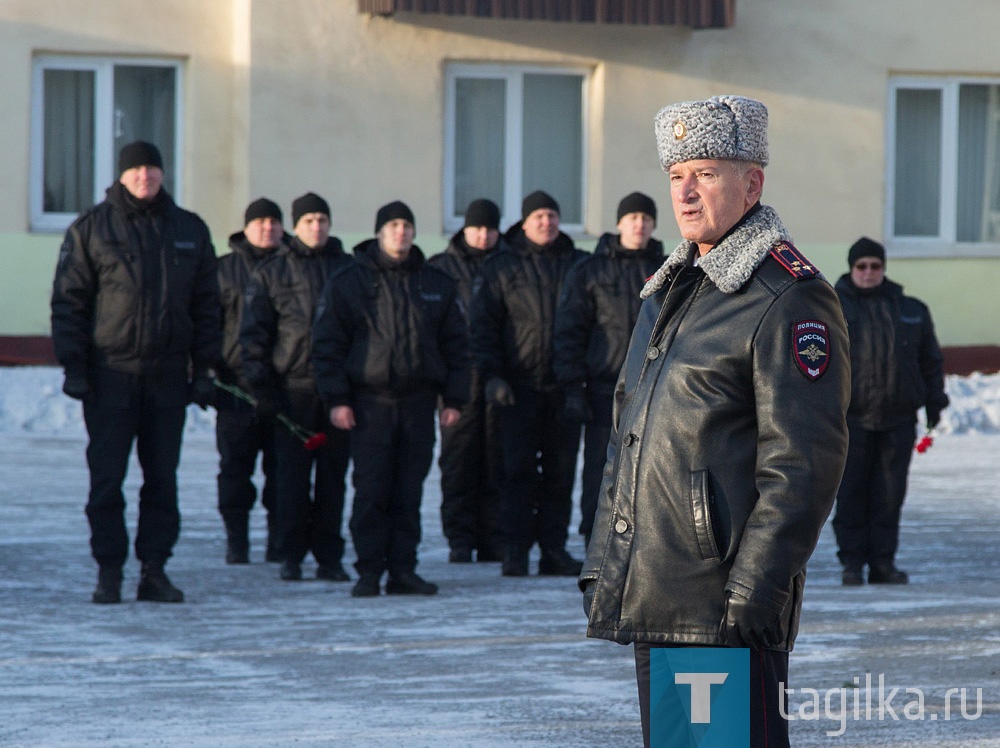 Начальник МУ МВД России «Нижнетагильское» полковник полиции Ибрагим Абдулкадыров отметил слаженную работу подразделений полиции и Росгвардии.
- В ОМОН идут служить не все, не каждому это дано. Здесь служат люди, которые готовы отдать жизнь ради безопасности других. Ваш боевой опыт и профессионализм говорит о многом. За вашими плечами множество командировок в Чеченскую Республику, Дагестан, Карачаево-Черкесию, Республику Северная Осетия–Алания, Кабардино-Балкарию - такова география боевых подвигов тагильчан. На вашем счету серьезные задержания и раскрытия преступлений, за что я вам очень благодарен, - отметил полковник полиции Ибрагим Абдулкадыров.
