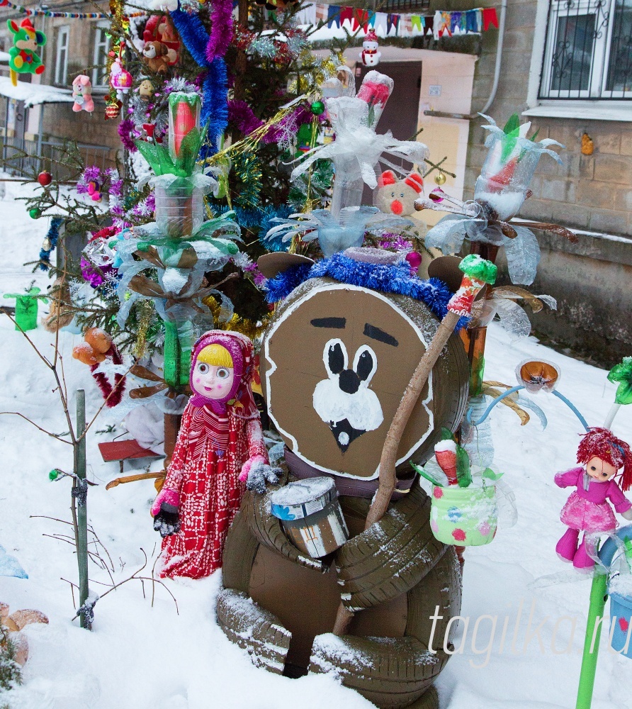 Украсили дворы к Новому году.