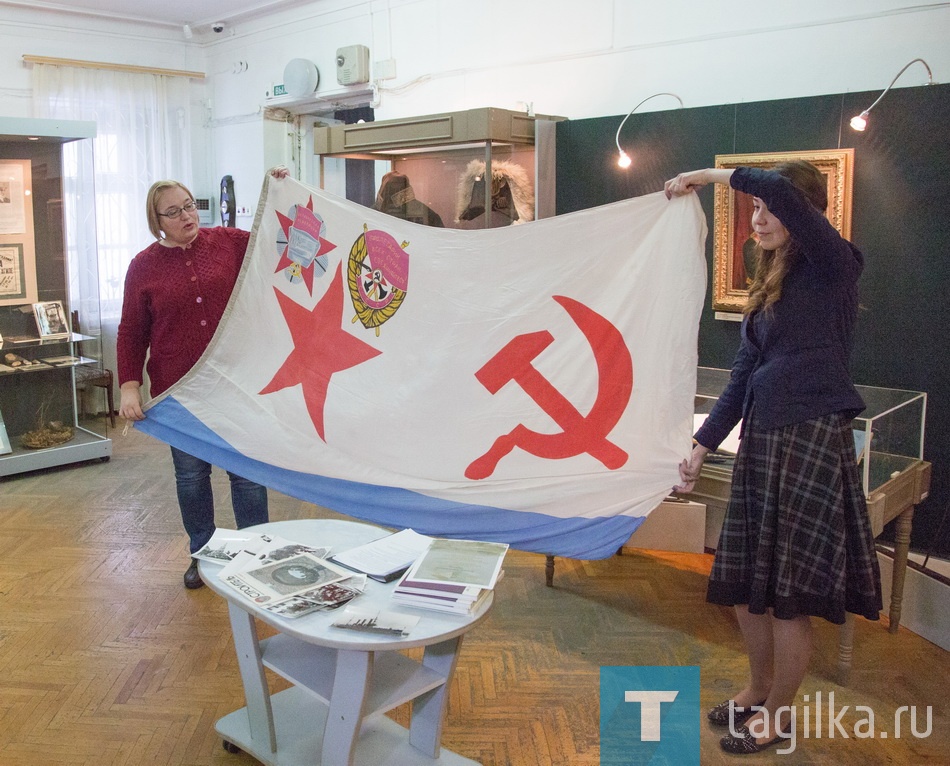 Новогодний подарок. Передача флага (гюйса) Авроры краеведческому музею.
