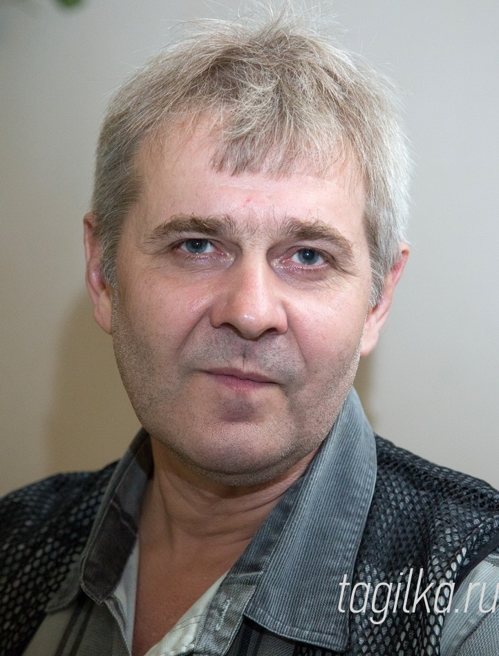 Юрия Исупова, вальцовщика по сборке и перевалке клетей, наградили почетной грамотой Министерства промышленности и торговли Российской Федерации. Еще в школе он решил связать свою жизнь с металлургией. В конце 70-х годов в училище №93 набирали первую группу вальцовщиков. Что это за профессия – никто не знал. Студенты, в числе которых был и Исупов, стали первопроходцами. Юрий Иванович много лет трудился на стане горячей прокатки. А
выйдя на пенсию - перешел в перевалочную бригаду. Вместе с ним до сих пор работают сокурсники. 