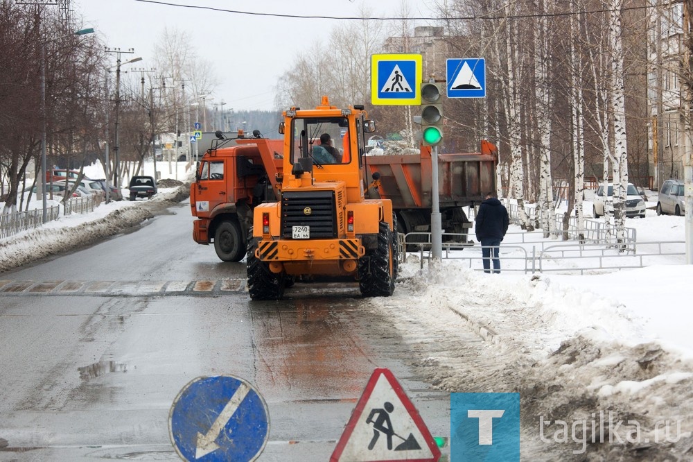 Бригады Тагилдорстроя сегодня трудились на улицах Верхняя Черепанова и Выйская, в парке Победы в Гальяно-Горбуновском массиве. Наводили порядок на остановках и пешеходных переходах. Снег оперативно вывозили на полигоны. КамАЗ вмещает семь тонн, за смену водители делают до 10 рейсов. На борьбу со снегом брошена вся техника предприятия.
