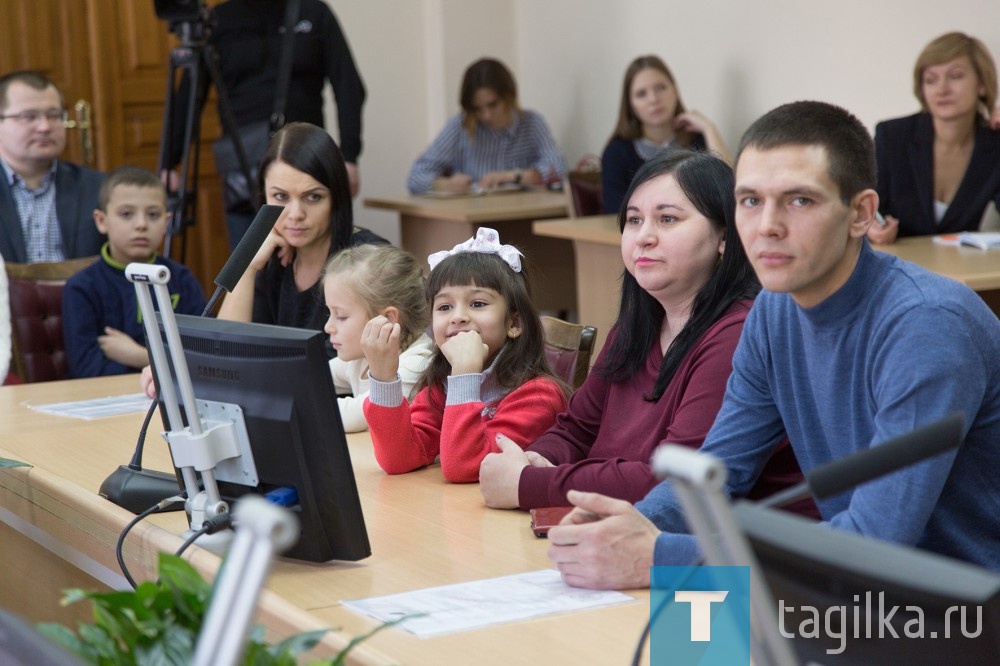 Напомним, что подпрограмма начала действовать в Свердловской области с 2016 года с целью поддержать семьи, которые были участниками основного мероприятия «Обеспечение жильем молодых семей», но по возрасту уже не могли продолжить участие в ней (35-летний возраст является максимальным для участия в основном мероприятии). В программе региональной поддержки возрастной критерий не учитывается.


Данная подпрограмма реализуется в Нижнем Тагиле с 2016 года. В 2016 году выплаты по данной подпрограмме получили 18 семей, в 2017 – 14 семей. За весь период реализации программ, направленных на улучшение жилищных условий, в городе Нижний Тагил начиная, с 2007 года, социальные выплаты получили 592 молодые семьи, сообщили в пресс-службе администрации города.