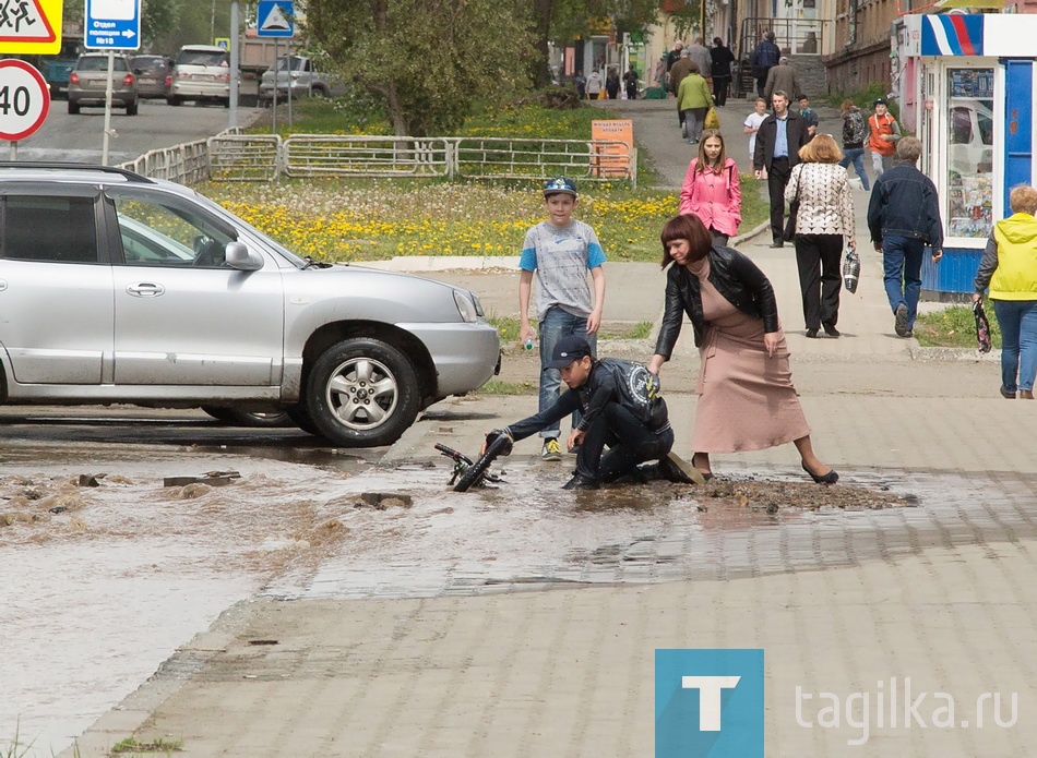 На глазах корреспондентов «ТР» в нее провалился юный велосипедист, который решил проехать по луже. Глубина ямы - около метра. Прохожие помогли ребенку выбраться.