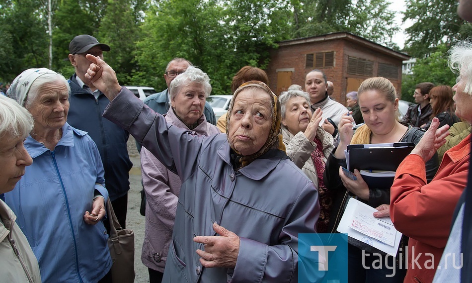 Жители улицы Аганичева пообщались с Сергеем Носовым и Вячеславом Малых