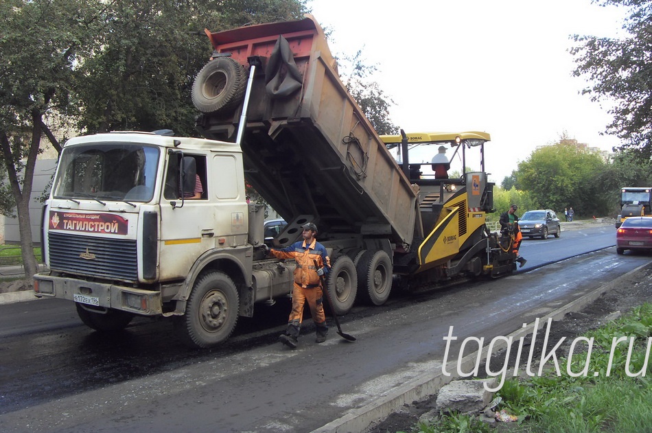 На Красноармейской укладывают асфальт