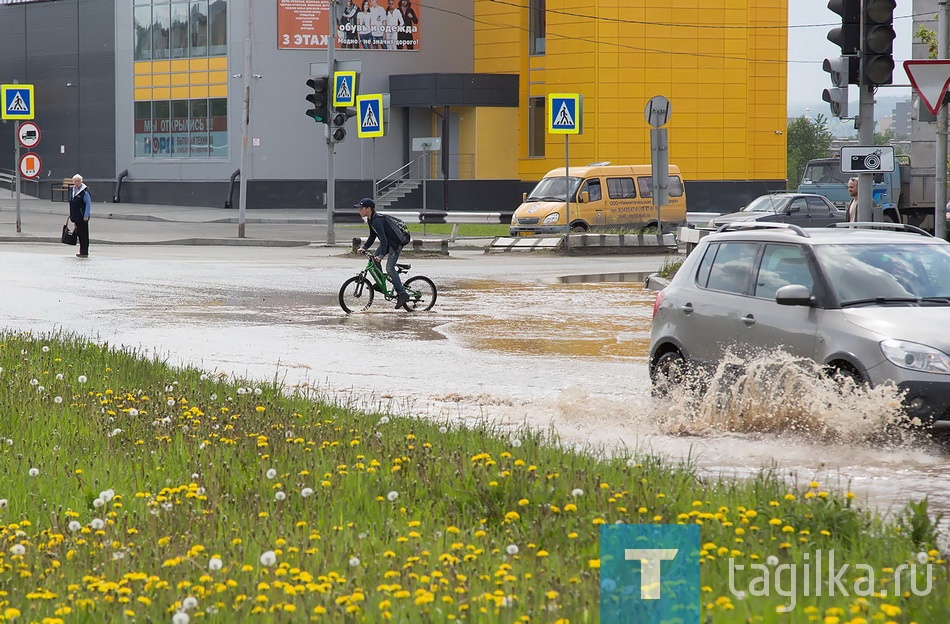 Перекресток Пархоменко и Серова ушел под воду