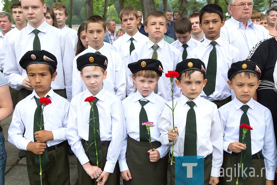Торжественный митинг, посвященный Дню памяти и скорби, прошел
на центральном мемориале кладбища Рогожино 
