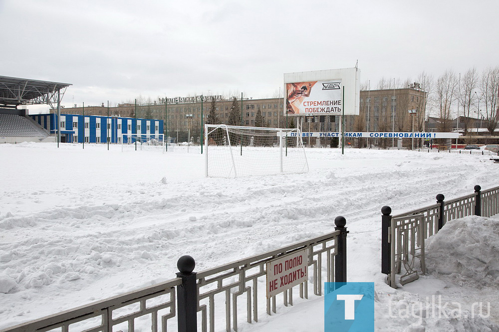 На базе СШОР создали молодежную команду из игроков старше 18 лет. Сейчас она играет в зимнем чемпионате Свердловской области, держится в середине турнирной таблицы. Планирует выступать в этом же турнире и летом. Однако школа не может покрывать все расходы, связанные с участием в соревнованиях, нужна дополнительная поддержка города или спонсоров.

Цена вопроса – около 500 тысяч рублей, плюс необходимо создать на стадионе меры для обеспечения безопасности зрителей. В частности, установить рамки металлодетектора. Только в этом случае «Спутник» получит право принимать соперников на своем поле. Можно не сомневаться: трибуны пустовать не будут, вагонские болельщики, пожалуй, самые активные в городе.

