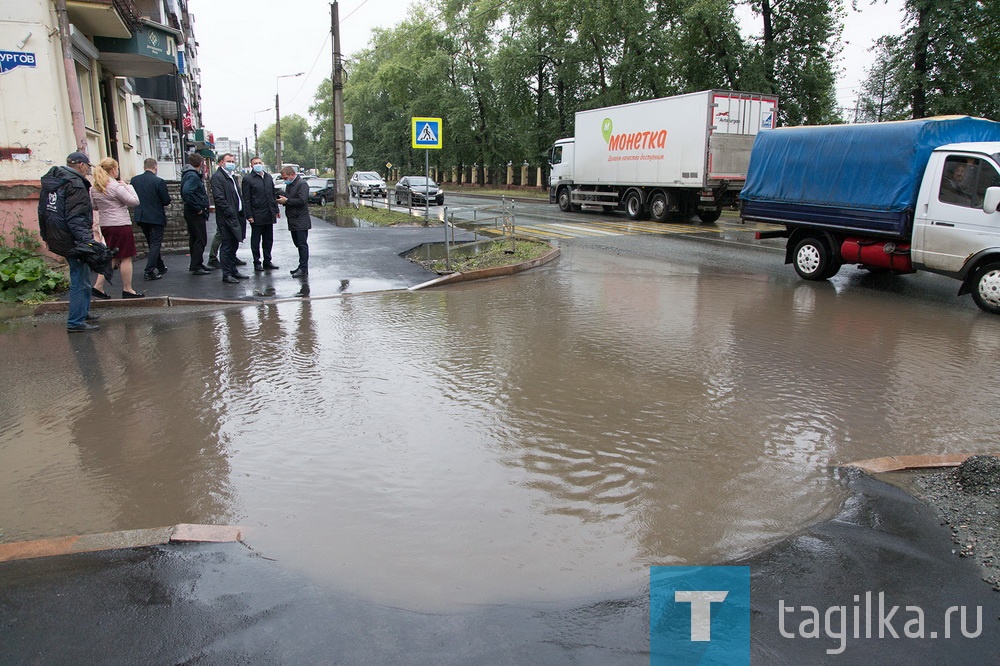 Похожая ситуация на улице Металлургов. Тротуар был слишком низок по сравнению с дорогой и постоянно подтапливался. Совсем недавно здесь закончилась реконструкция пешеходной части, и уровень тротуара был поднят более чем на 20 сантиметров. Проблема осталась на въездах во дворы. Вода скапливается на разрыве между участками. Между домами № 36 и 38 пешеходам приходится обходить огромную лужу, а автомобилисты рискуют обрызгать прохожих водой. Здесь сделают большой лежачий полицейский, по которому можно будет перейти дорогу.