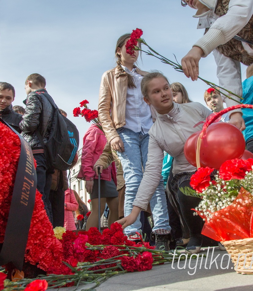 Митинг у памятника тагильчанам -Героям Советского Союза