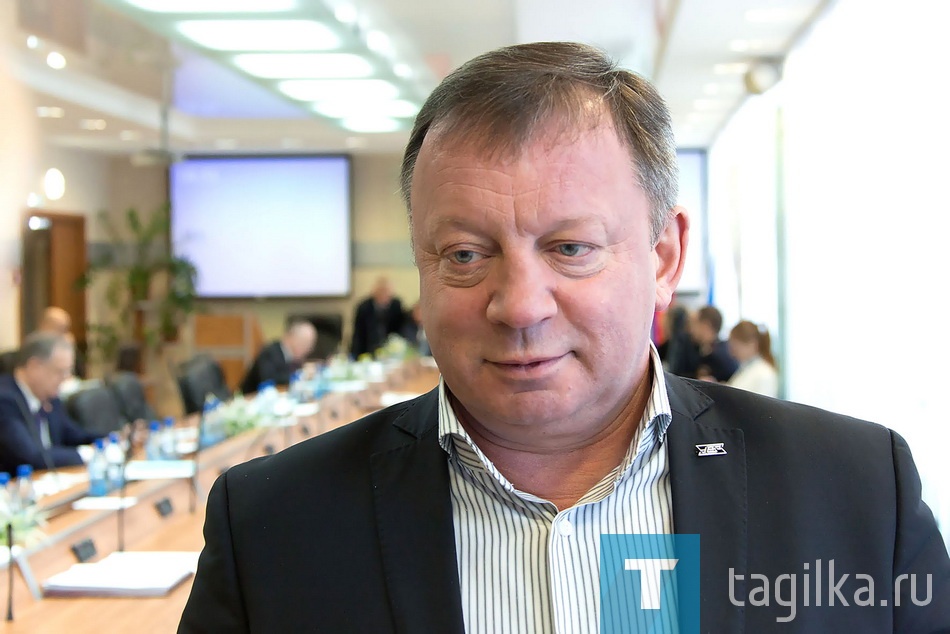 Евгений Лутохин

В зале местного парламента был Евгений Лутохин, депутат Законодательного Собрания Свердловской области от Нижнего Тагила.

- Мне интересно побывать на заседании Думы нашего города, послушать, какие проблемы поднимаются в местном представительном органе власти, использовать это в своей депутатской работе,- пояснил Евгений Владимирович. - Речь не идет о контроле за тагильскими парламентариями. Нет. Таким образом выстраивается линия взаимодействия двух Дум: тагильской и областной, где представительство тагильчан заметно выросло. 
