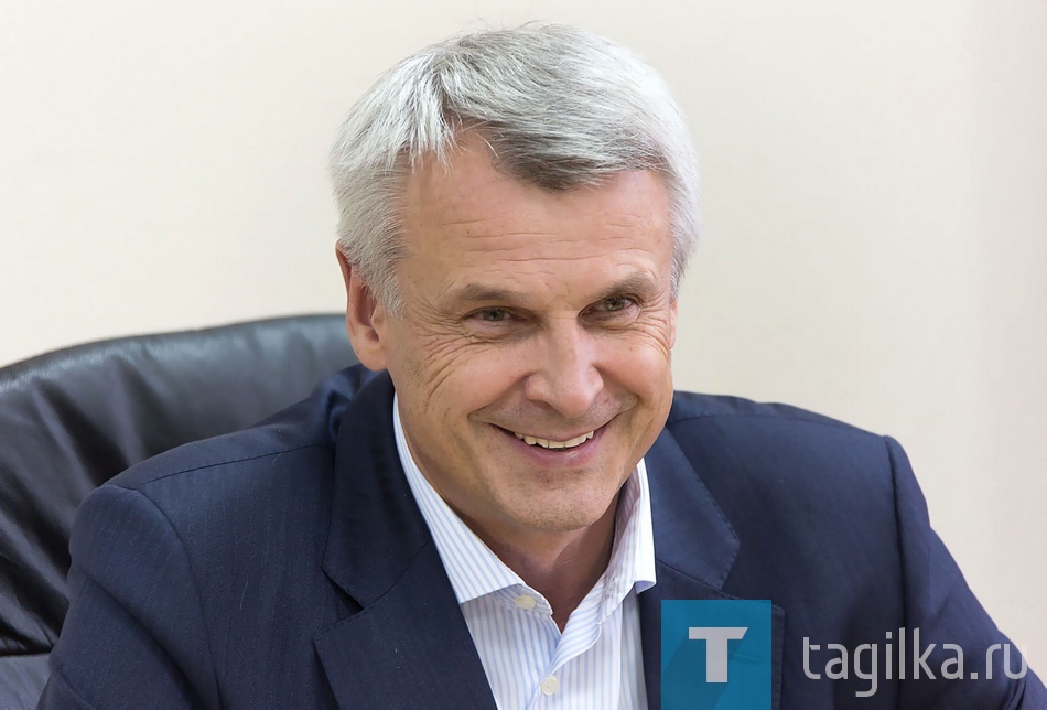 Мэр заверил, что покидать пост руководителя местного отделения партии «Единая Россия» он не собирается.   Зашел разговор о выборах главы Нижнего Тагила, которые состоятся в 2017 году.  Готовит ли  Сергей Носов себе преемника или сам будет бороться за этот пост?
-  Преемника надо готовить в любом случае, - считает  мэр. -  Претендент должен поработать в мэрии, вникнуть во все  вопросы городского хозяйства, иметь  хорошие управленческие навыки. Такие люди у нас есть. И есть время, чтобы их подготовить.
 
Татьяна Алеева
Фото Сергея Казанцева