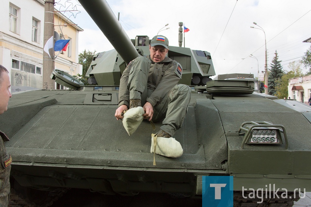 Все готово к началу прохождения военной техники по главной улице города