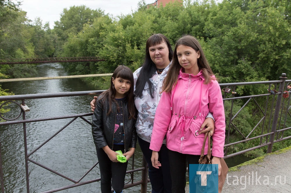 Ольга Поздышева с дочерьми.

Ольга Поздышева вместе с дочерьми Ульяной и Марьям идею благоустройства территории поддержали. По их словам, сейчас это место интересно только рыбакам. Сами они обычно ходят в Народный. Здесь же, вдоль берега Тагила, к воде можно выйти только по протоптанным тропинкам, что не всегда безопасно. Именно безопасного отдыха у воды им хотелось бы в первую очередь – лесенки или что-то вроде понтонов.