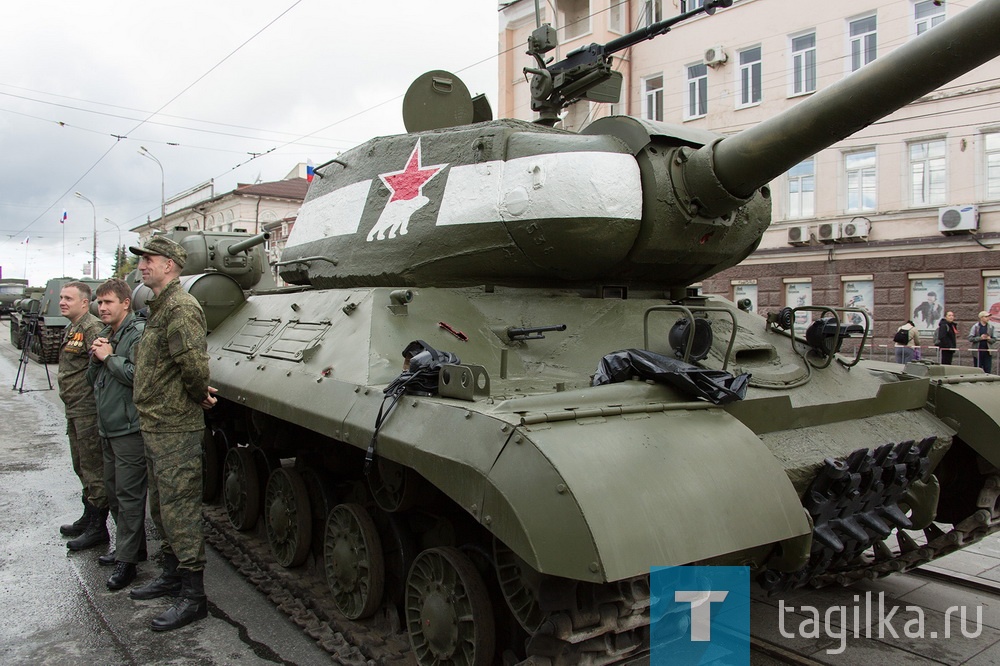 Все готово к началу прохождения военной техники по главной улице города