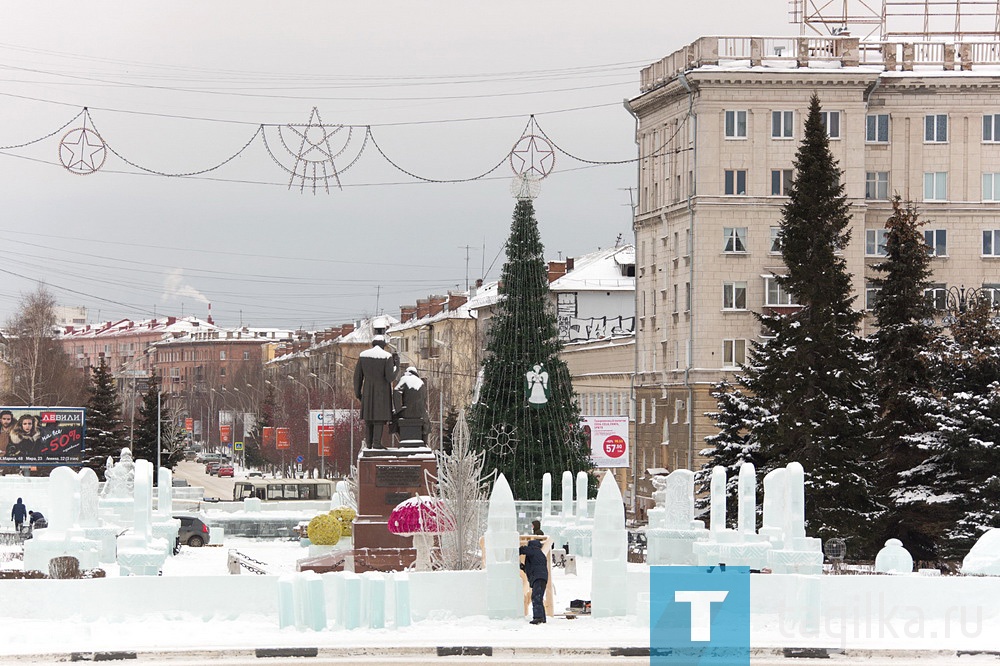 Строительство ледового городка в центре Нижнего Тагила уже на финишной прямой. Многие скульптуры готовы или дорабатываются, елка стоит и ждет, когда ее зажгут.