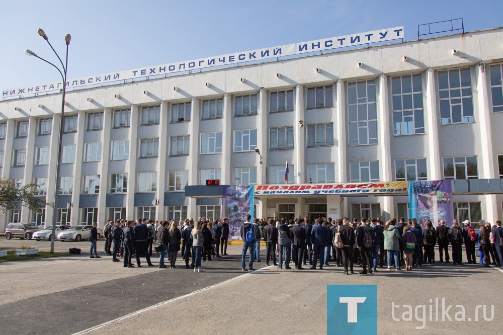 Торжественная линейка в честь начала учебного года в Нижнетагильском филиале УрФУ