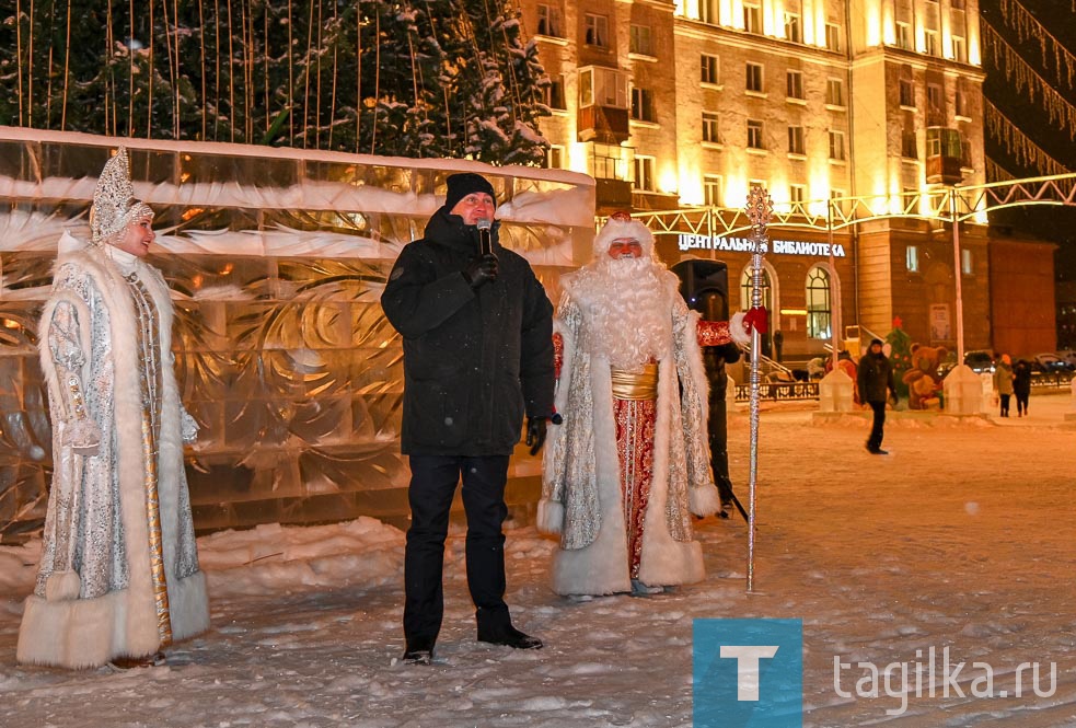 – Желаю, чтобы то, что вы задумали, в следующем году обязательно исполнилось! С праздником! С наступающим Новым годом! - поздравил тагильчан глава города Владислав Пинаев.