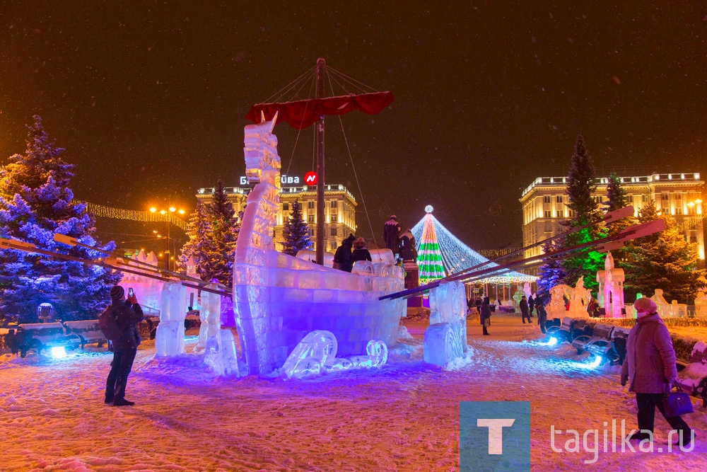 В центре Нижнего Тагила зажглась главная елка