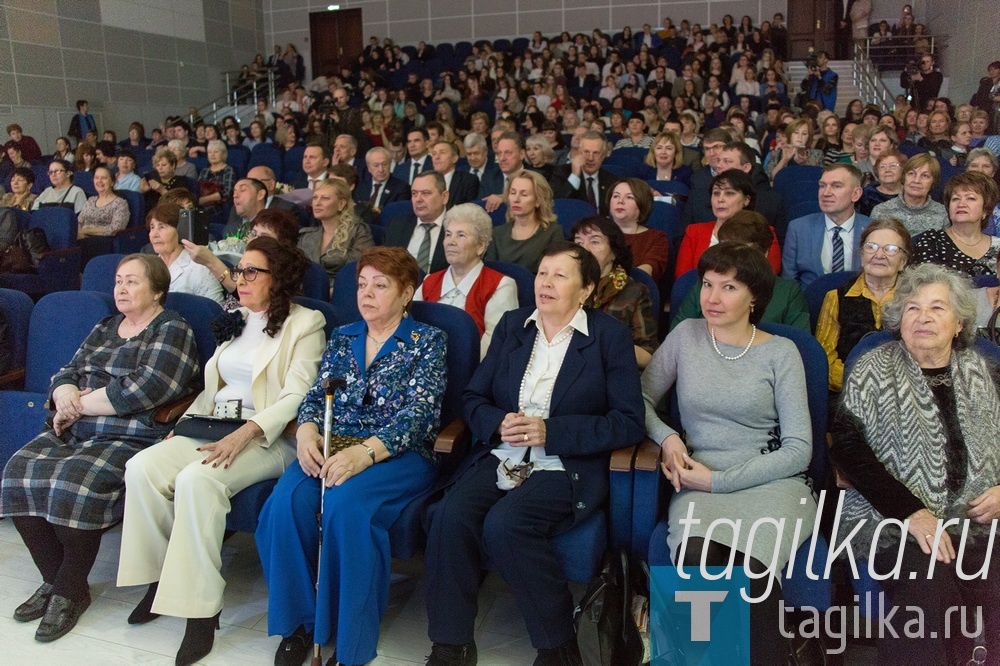 В Городском Дворце молодежи прошли торжества, посвященные 50-летию Нижнетагильского торгово-экономического колледжа