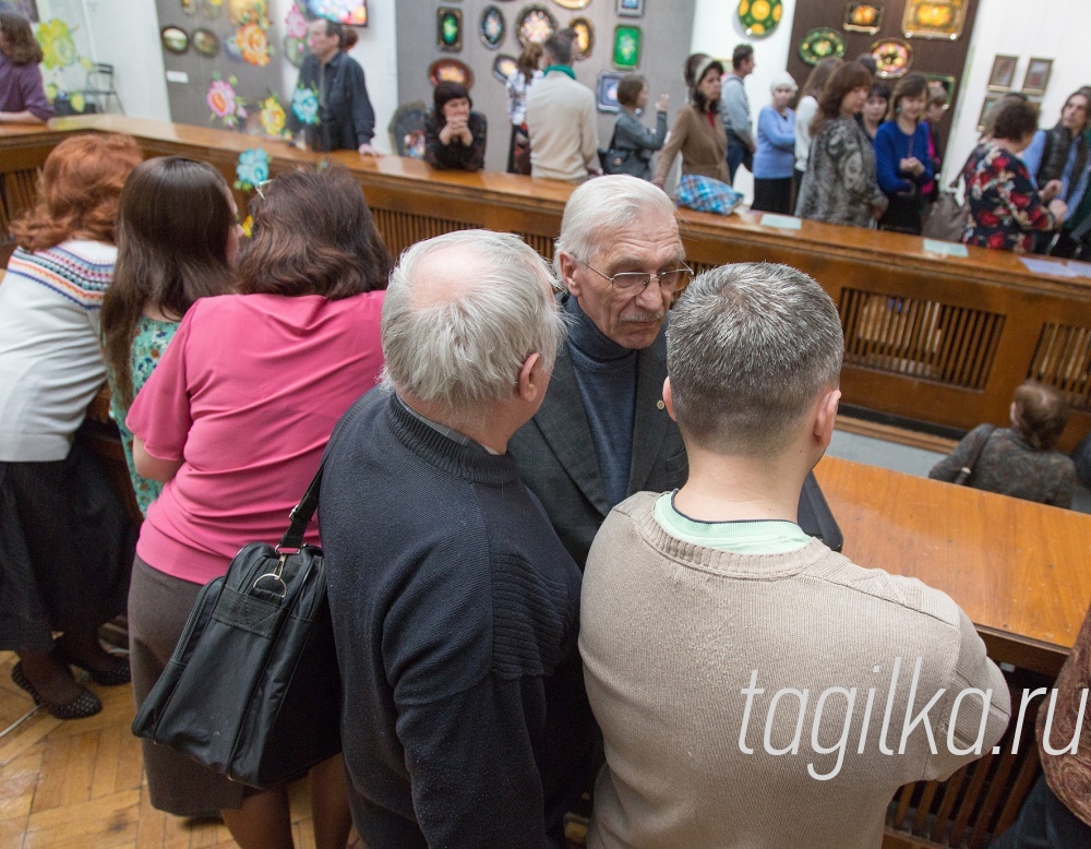 Выставка. Рефлексия подносов.