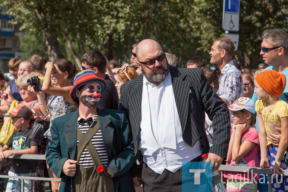 По улице слонов водили.
