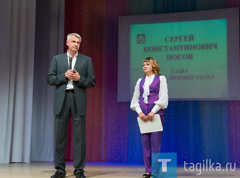 В приветственном слове к участникам педсовета Глава города отметил успехи тагильских учителей и учащихся. «Достижения наших школьников всем известны, - сказал мэр. – 1 сентября, как и 1 января, все ждут чего-то нового». Среди новшеств этого года Глава города отметил новую систему организации питания в учебных учреждениях, которая позволит лучше контролировать качество пищи и производственный процесс в точках питания. Кроме того, Сергей Носов сделал акцент на том, что строительство школ является приоритетной задачей, и она будет реализована. Вячеслав Погудин также сделал акцент на поддержке программ развития системы образования и поблагодарил учителей за труд.