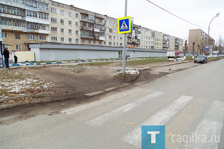Теперь «зебра» около автобусной остановки есть. Осталось оборудовать подходы. С нечетной стороны – лестница, по которой не подняться, с другой – бывший газон. В сырую погоду там всегда грязь и лужи. Нужна пешеходная дорожка от тротуара. 
- Люди уже не верят, что можно чего-то добиться, - говорит Александр Семенович. – Не хотят тратить время и нервы на общение с чиновниками. А я не отступлюсь. Ведь для того, чтобы навести порядок на одном пешеходном переходе, не требуются миллионы. Было бы желание заняться этим вопросом.

Татьяна Шарыгина
ФОТО СЕРГЕЯ КАЗАНЦЕВА