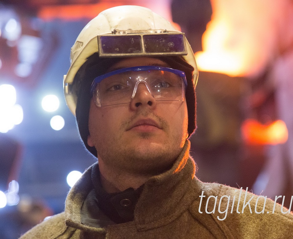 Евгений Гоношенко.

Тагильчанин, подручный сталевара установки ВОС Евгений Гоношенко, рассказывает, что уделил особое внимание подготовке к теоретической части, поскольку вопросы касались не только его
специальности, но и экологии, экономической политики на
производстве, охраны труда и промышленной безопасности.
Зато практическая часть не доставила ему особых трудно-
стей. Вот он берет термопару и с уверенностью идет к щиту,
к которому уже наклонилась горловина конвертера. Темпе-
ратура воздуха здесь достигает 100, а то и 150 градусов. От
невыносимой жары спасают термопрочная спецовка и про-
фессиональная закалка.
– Поначалу, как пришел в цех, конечно, страдал от жары,
но быстро адаптировался, – говорит парень. Евгений занял первое место в аналогичном конкурсе год назад. В результате получил про-
движение по службе – повысил разряд. На этом он останавли-
ваться не собирается – планирует получить высшее обра-
зование, поступить в НТИ (ф) УрФУ на специальность «Ме-
таллургия черных металлов». 
