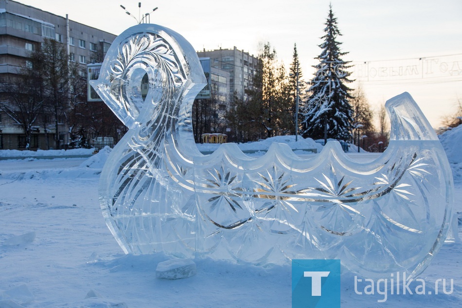 Подготовка Театральной площади к Новому 2017 году.
