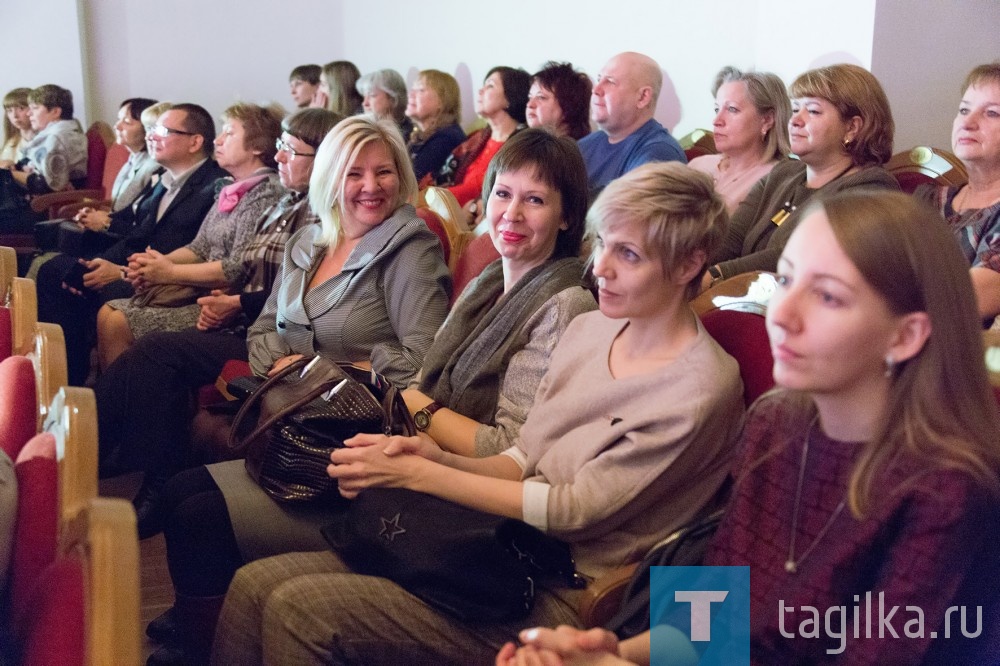 В завершение встречи для участников торжественного собрания был дан спектакль.

Анжела ГОЛУБЧИКОВА
Фото Сергея КАЗАНЦЕВА